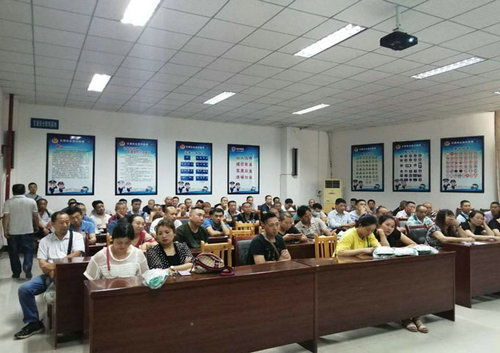 交警大队召开全县驾驶员六月汛期暨端午节前安全教育培训会