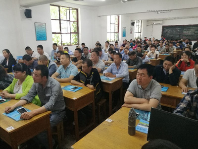宝鸡劳模的姐给出租车驾驶员讲文明服务