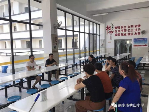 加强食堂从业人员培训 共筑学校食品安全防线 秀山小学开展食堂从业人员安全与卫生知识培训