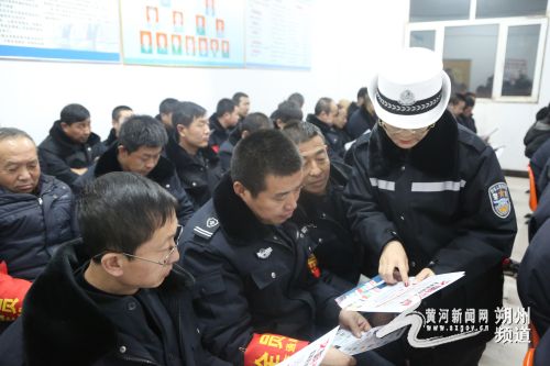 平鲁交警大队深入公交公司开展春运驾驶员安全教育培训