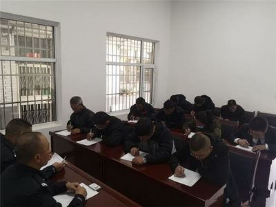 山西平顺交警对摩托车驾驶员进行集中培训